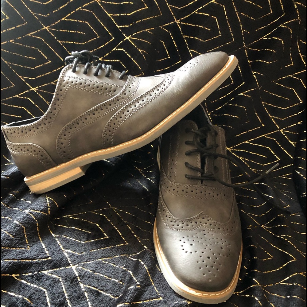 Men’s Kenneth Cole size 9.5 grey wingtip shoes